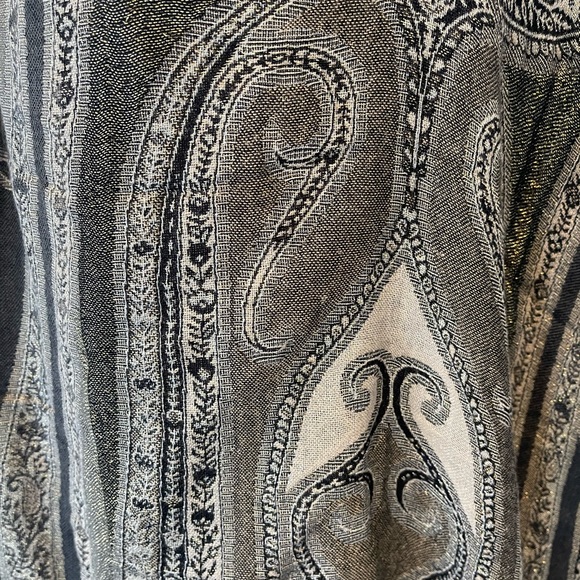 Fashion Shawl/Scarf - Picture 3 of 4